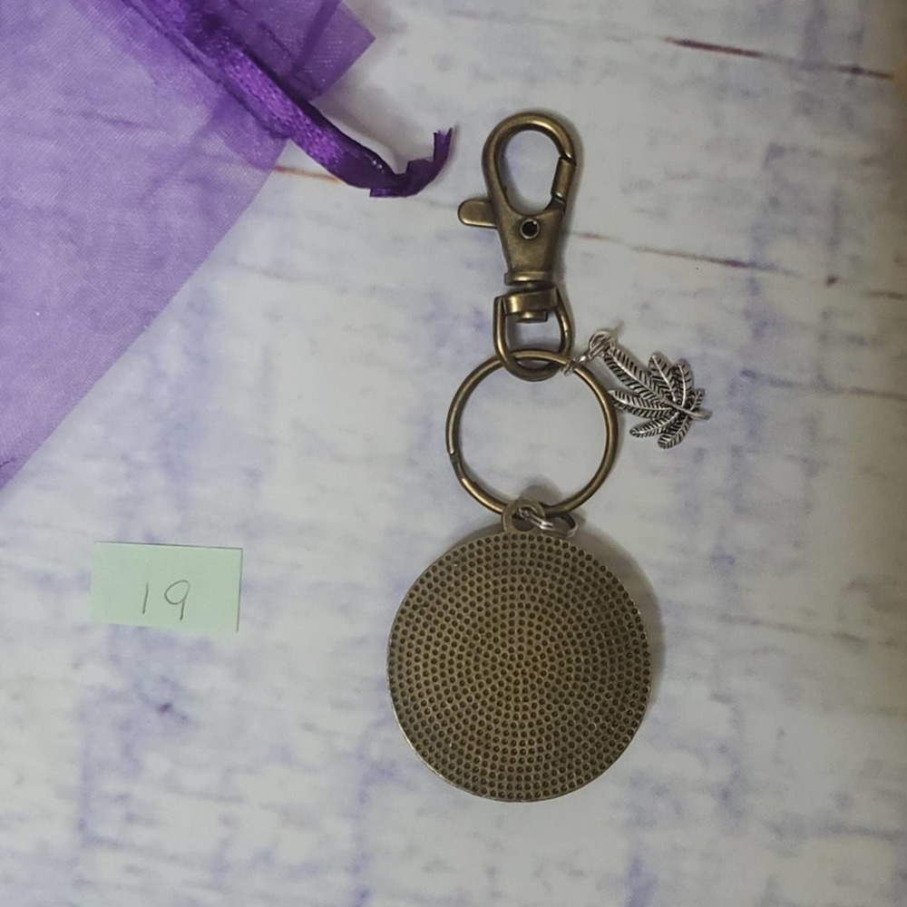 Handmade Leaf Keychain - Picture 3 of 4